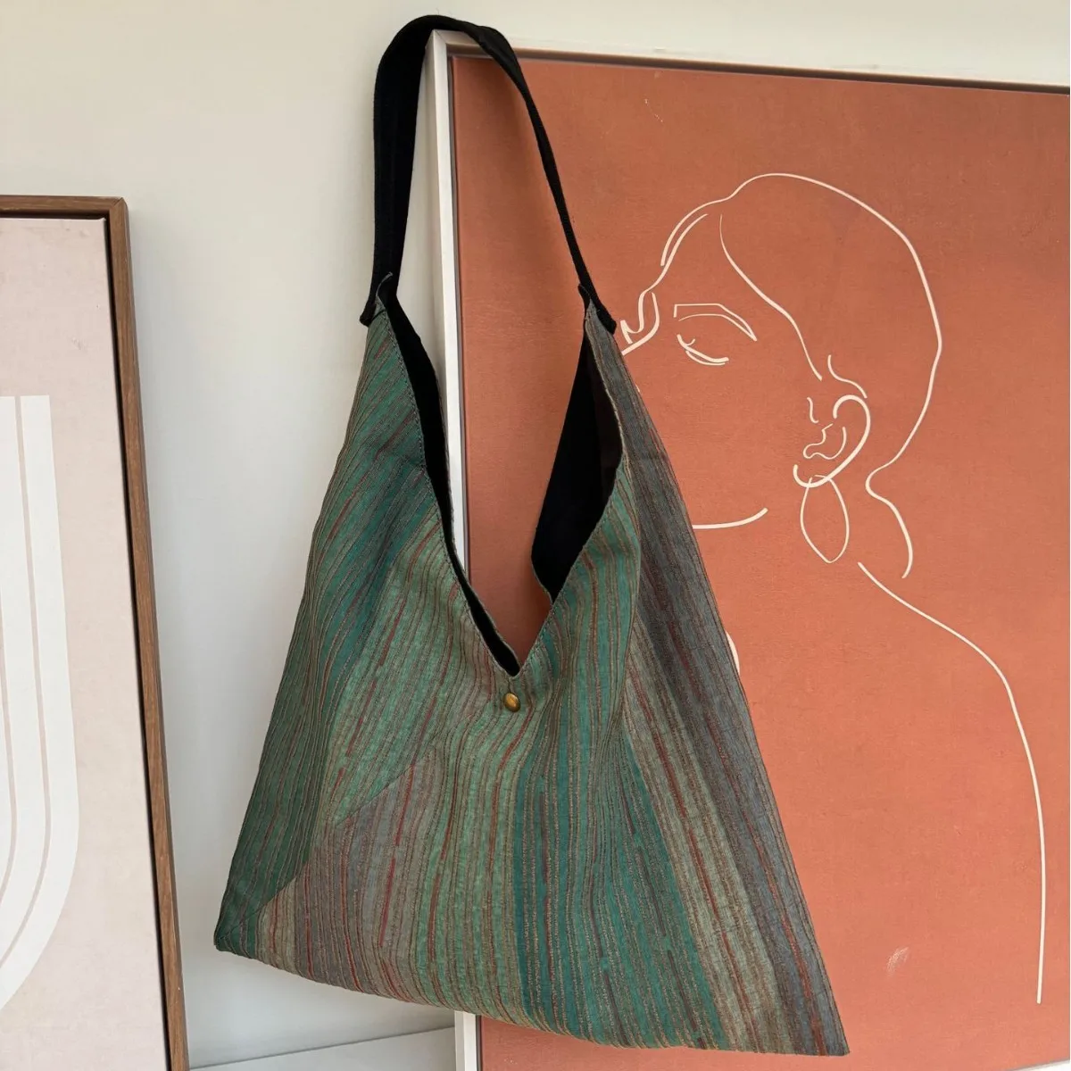 Retro Large Capacity Canvas Tote Bag Women's Handbag for Commuting And Class Stylish Artistic Style Magnetic Buckle Closure