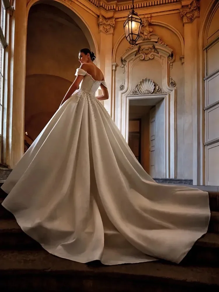 Abiti da sposa con perle scintillanti bianche di lusso personalizzate con spalle scoperte Abiti da sposa con scollo a cuore senza schienale Vestido De Noiva