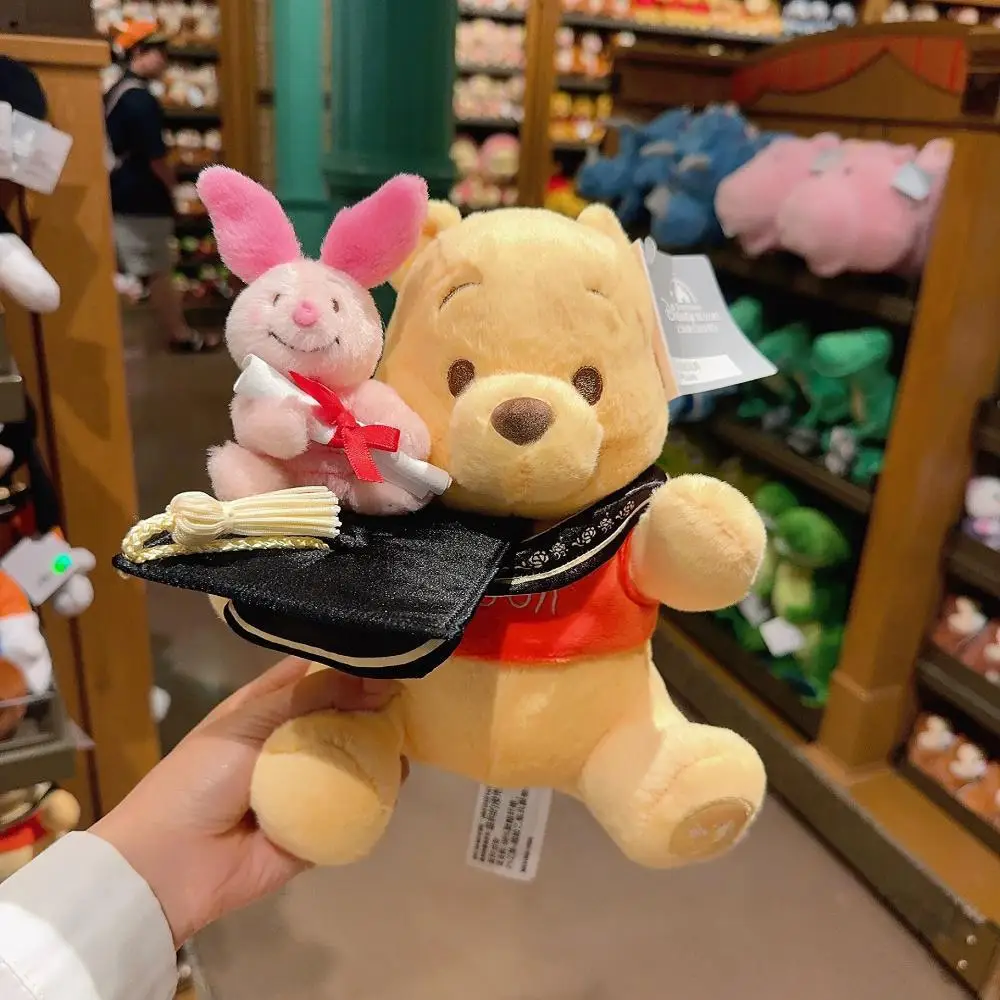 ตุ๊กตาผ้ามิกกี้เมาส์และเพื่อนๆ ของกูฟฟี่ รูปทรงหมวกสำเร็จการศึกษาจากดิสนีย์แลนด์ เหมาะสำหรับเป็นของขวัญและของที่ระลึกให้เพื่อนร่วมชั้น