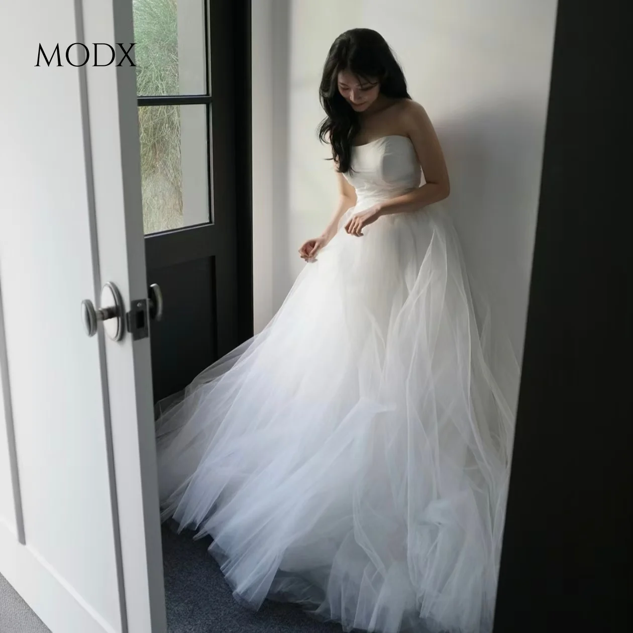 MODX Classic Strapless Tulle Ball Gown Wedding Dress Simple Elegant A-Line Bridal Gown with Train Timeless Style for Wedding