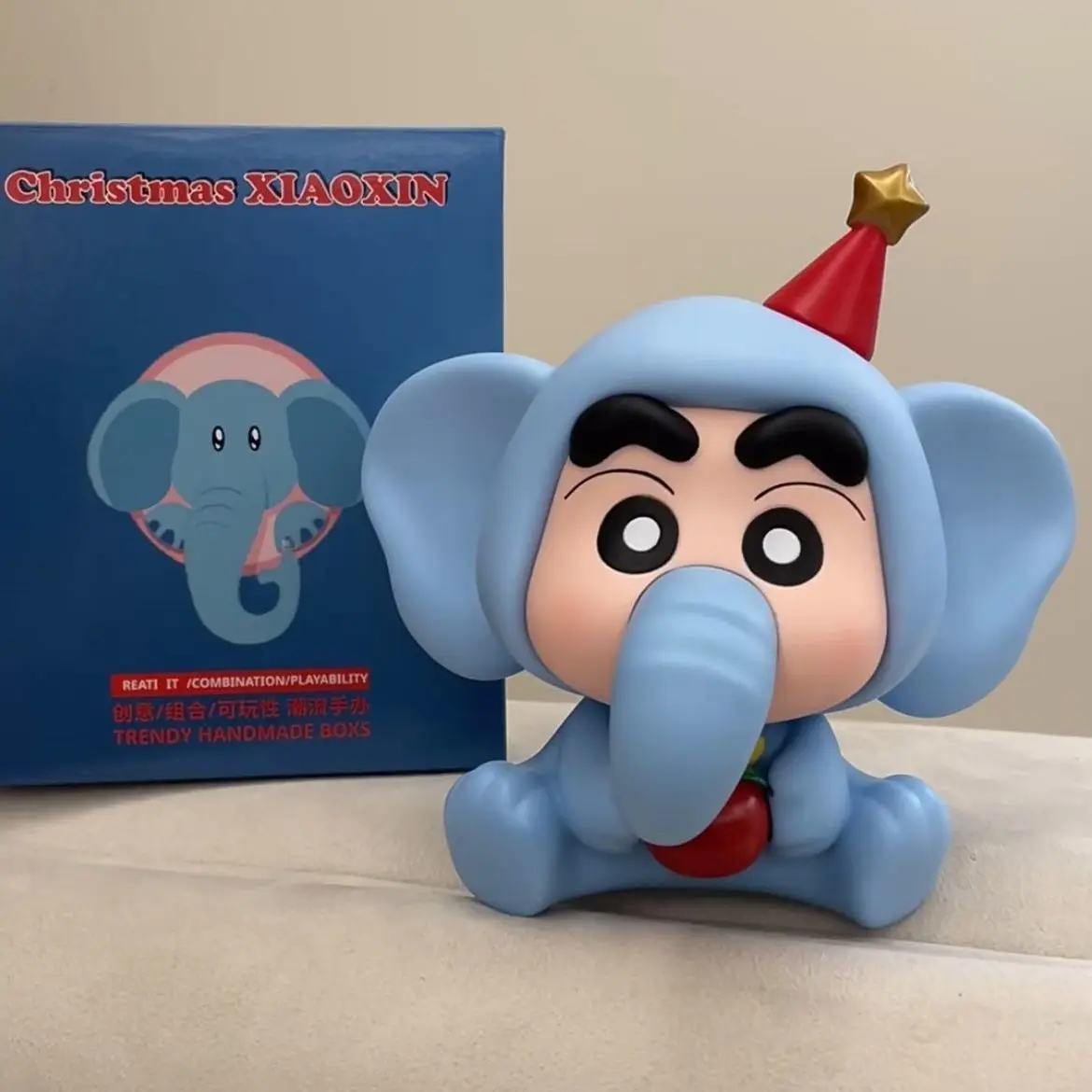 Elefanten-Figur aus Crayon Shin-chan, Actionfigur, trendiges Spielzeug, kreative und niedliche Auto-Schreibtischpuppe, Geburtstagsgeschenk für Kinder.