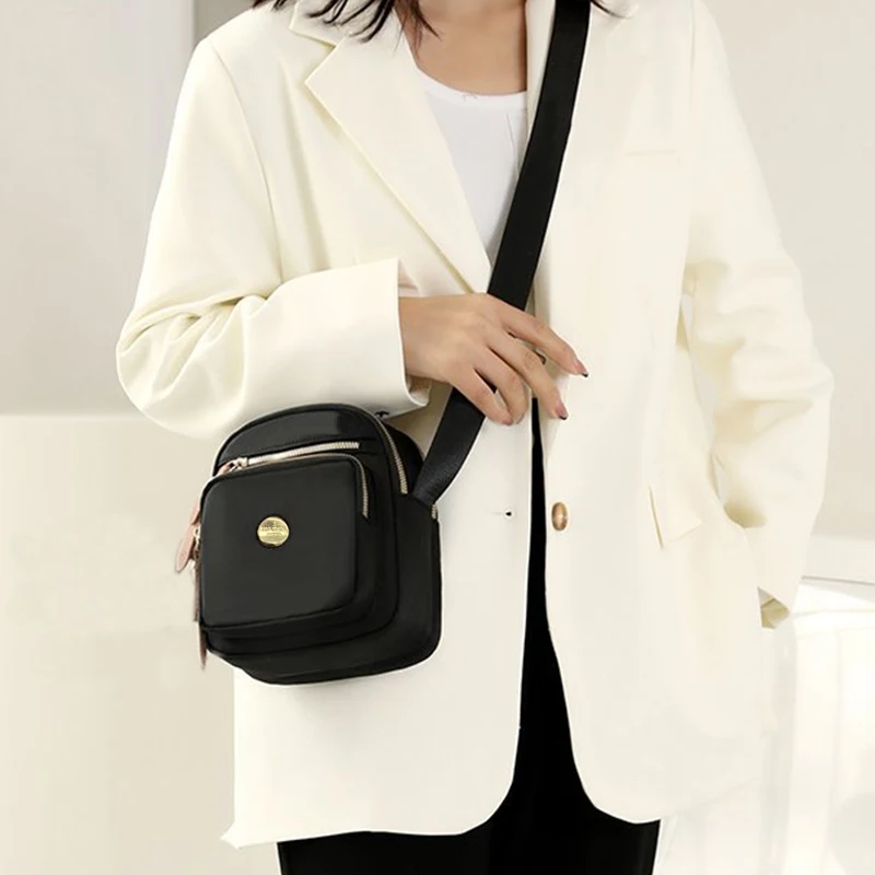 Neutrale, kompakte Mini-Taschen für Damen und Herren, ideal für Reisen und Ausflüge, mit einem schlichten Design für die Nutzung über eine Schulter. – Detail 9