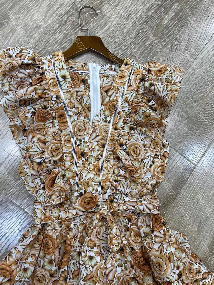 2025 zomer damesjurk met V-hals, holle sticker, flens, vliegende mouwen, vetersluiting, hoge taille, losse geplooide pommelrok met meerdere niveaus