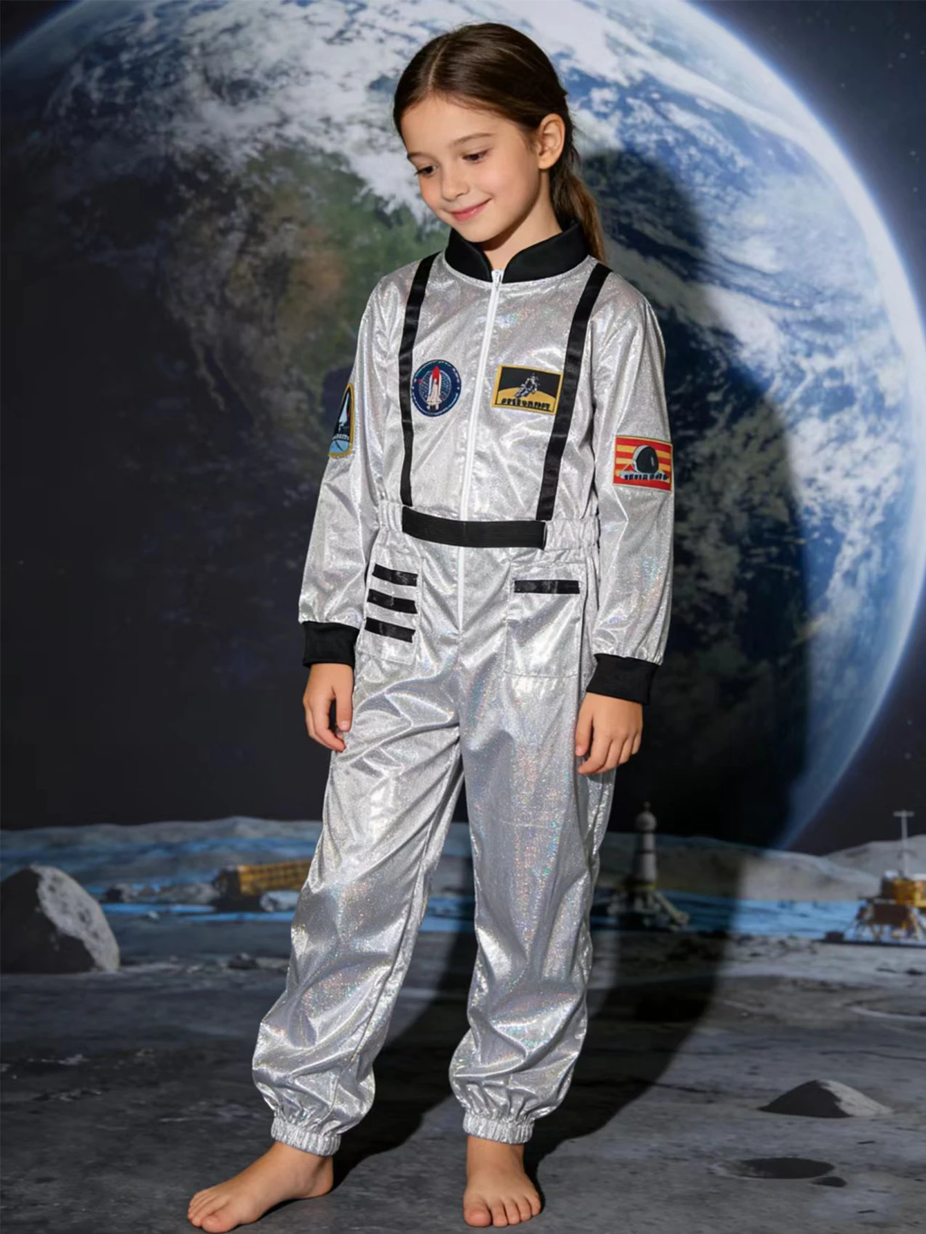 

1 Piece of Girls' Laser Iridescent Silver-White Astronaut Decorative Jumpsuit, Featuring Space Culture Symbols, with a Contrasting Design of "Hardcore × Soft Cuteness" between the Silver-White Base Color and the Background, Suitable for Girls' Halloween H
