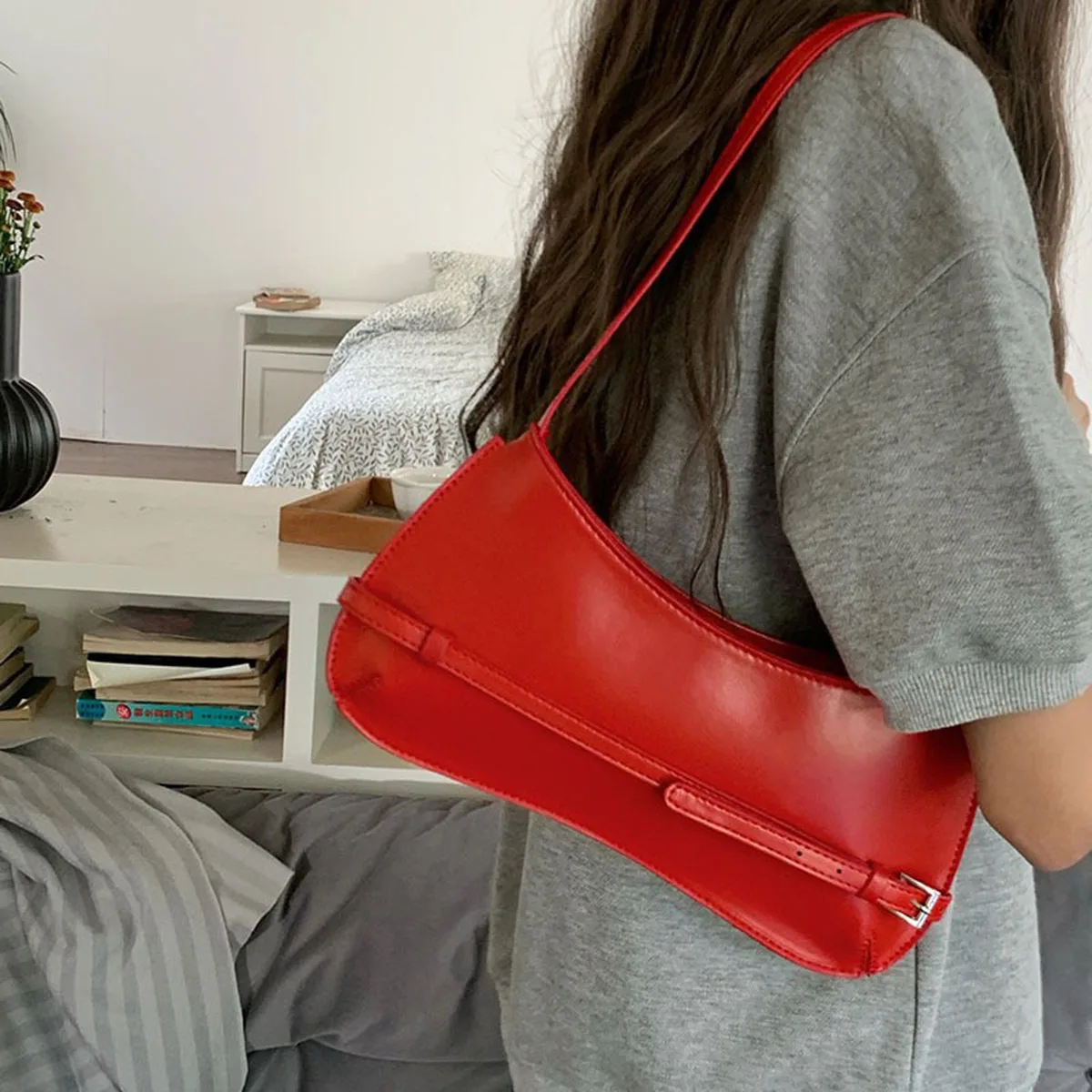 Ladies\' fashionable single-shoulder bag, retro baguette bag, high-end underarm bag, red wedding bag
