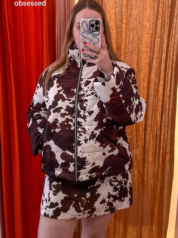 Krótka kurtka puchowa damska w krowie łaty, biała, z kaczym puchem, stójka, ocieplana, zapinana na zamek, ze sznurkiem, odzież śnieżna.