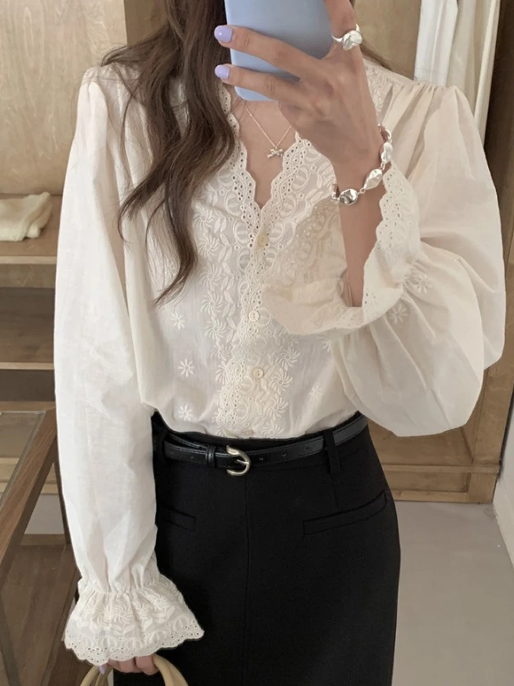 قميص نسائي أنيق بأكمام جرس مطرزة وياقة على شكل V، تصميم فضفاض بأسلوب كوري عصري للربيع #5