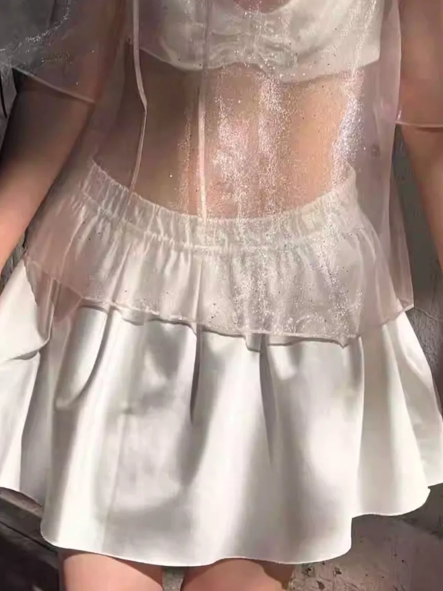 

Легкая, приятная на ощупь белая юбка А-силуэта с эластичным поясом из прозрачного оптического ацетата, создающая ощущение легкости и плавности.