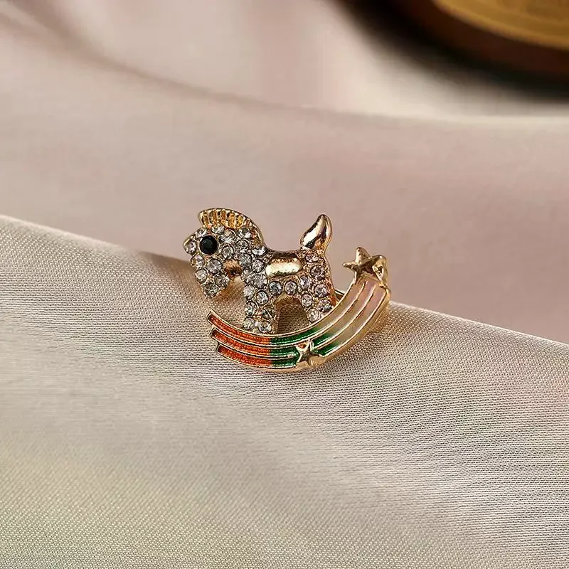 Роскошные-броши-в-виде-лошади-со-стразами-для-женщин-и-мужчин-антибликовая-булавка-с-лацканами-в-виде-животных-модная-одежда-ювелирные-аксессуары-подарок