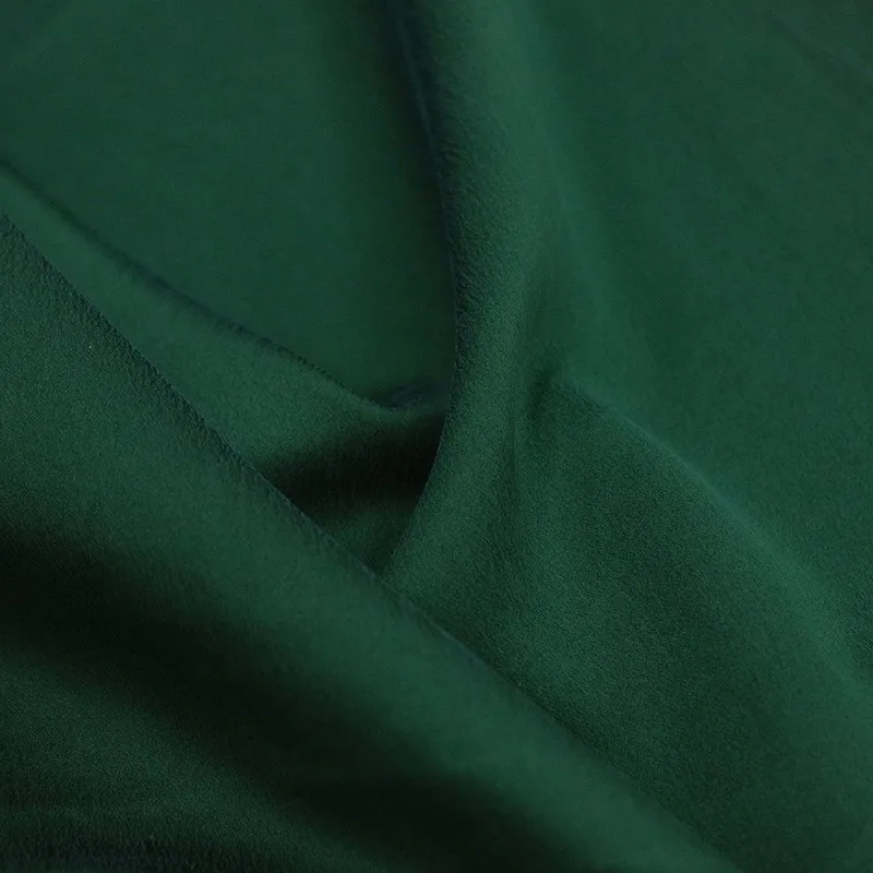 Tessuto di garza profumata in raso di seta tinta unita ramiè verde scuro designer di abbigliamento