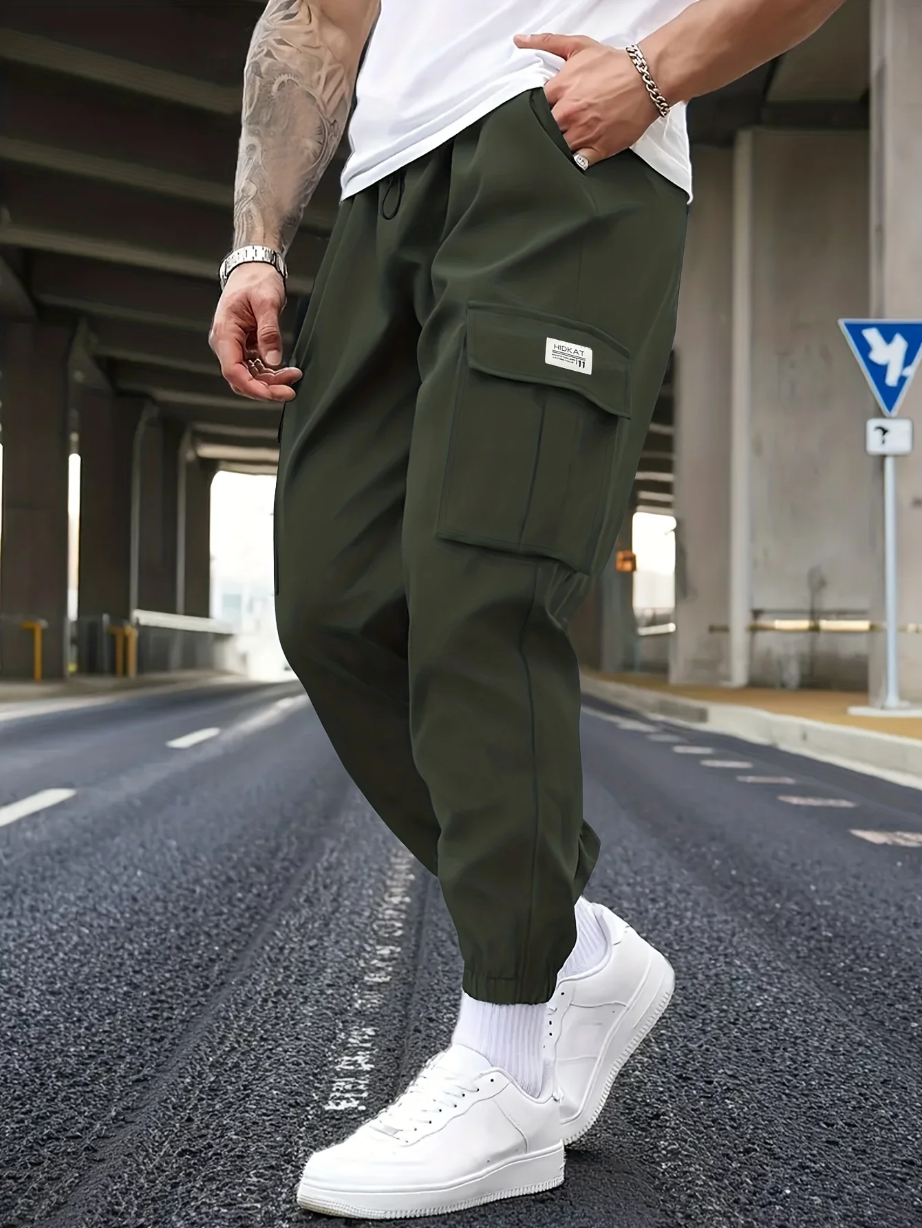 

Мужские повседневные спортивные брюки стильного дизайна с завязками и большими универсальными карманами.