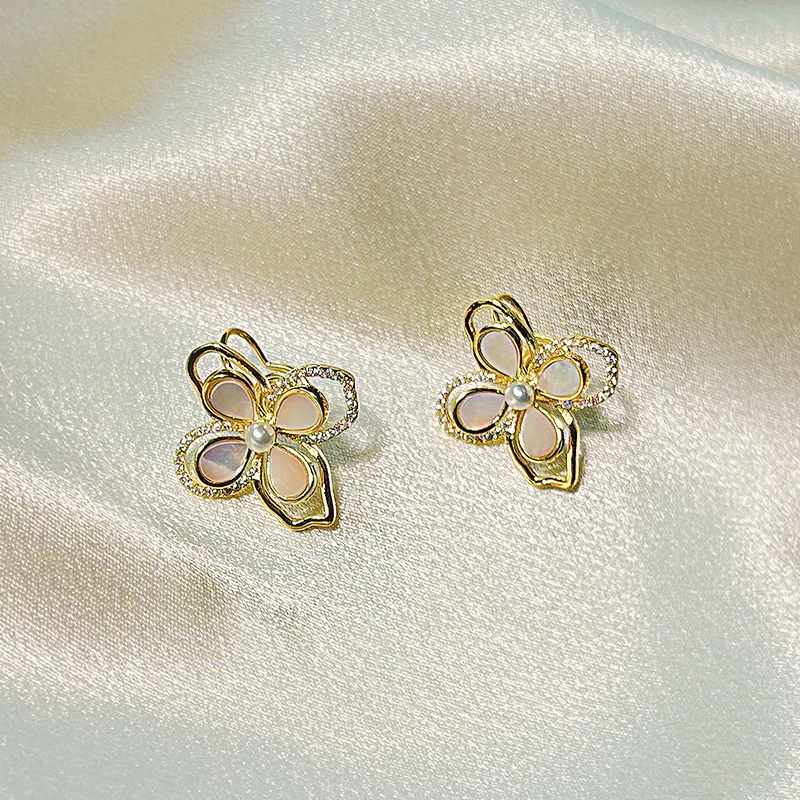 

New Shell Flower Pearl Earrings Hip-hop All-match No Ear Hole Mosquito Coil Ear Clip Female Banquet Jewelry