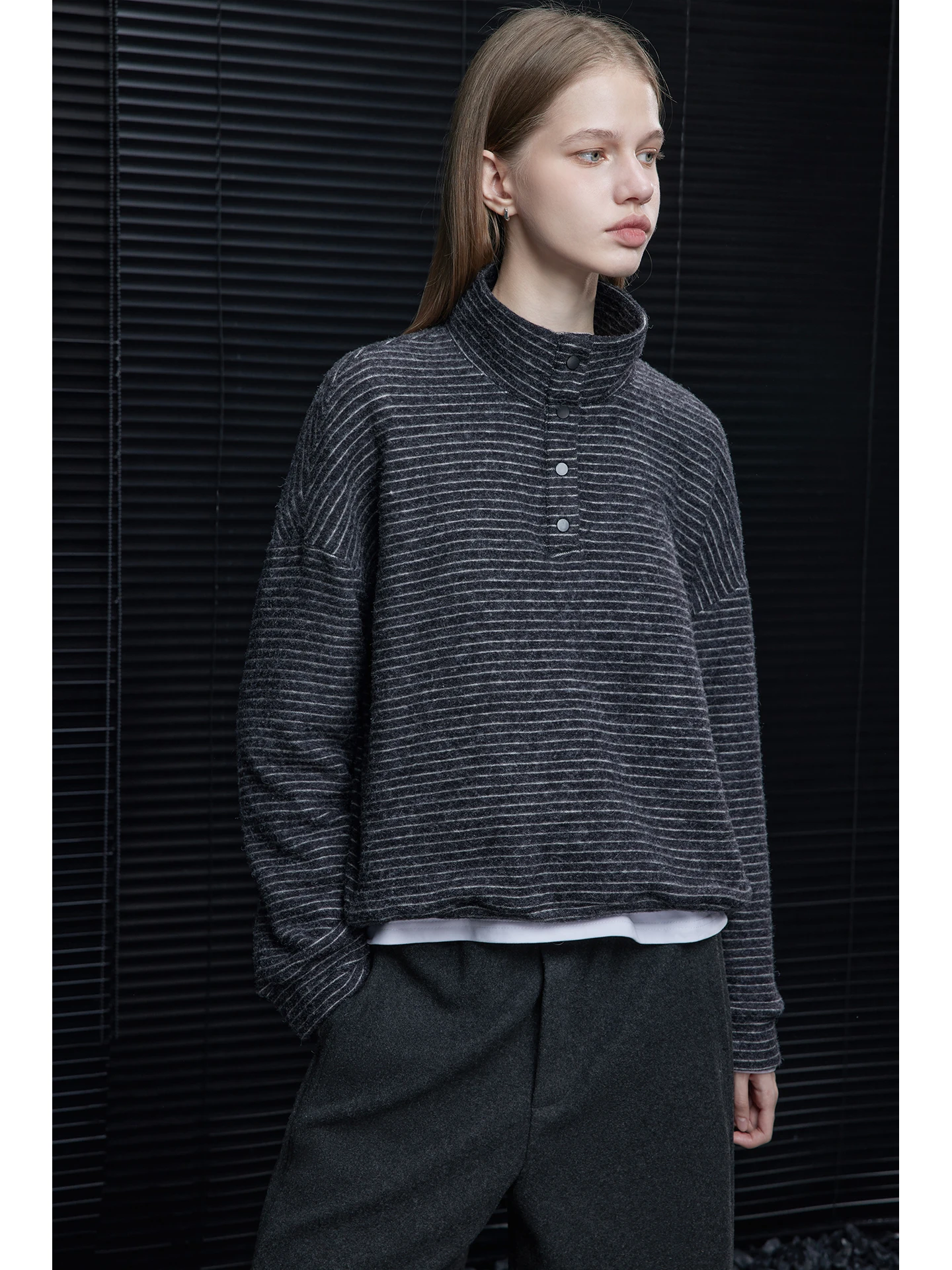 

Модный полосатый свитшот с высоким воротником и капюшоном для женщин, новинка 2025 года, зимний тренд, уникальный, очень красивый, в уличном стиле