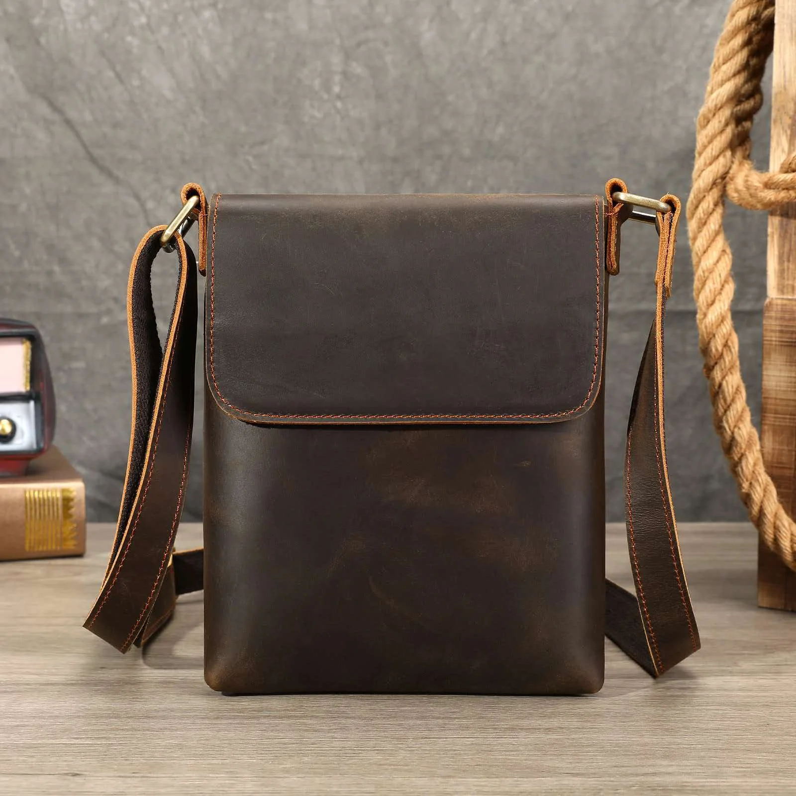 European and American retro shoulder bag, high-end and versatile crossbody bag for men, layered cowhide leather bag, mailman bag