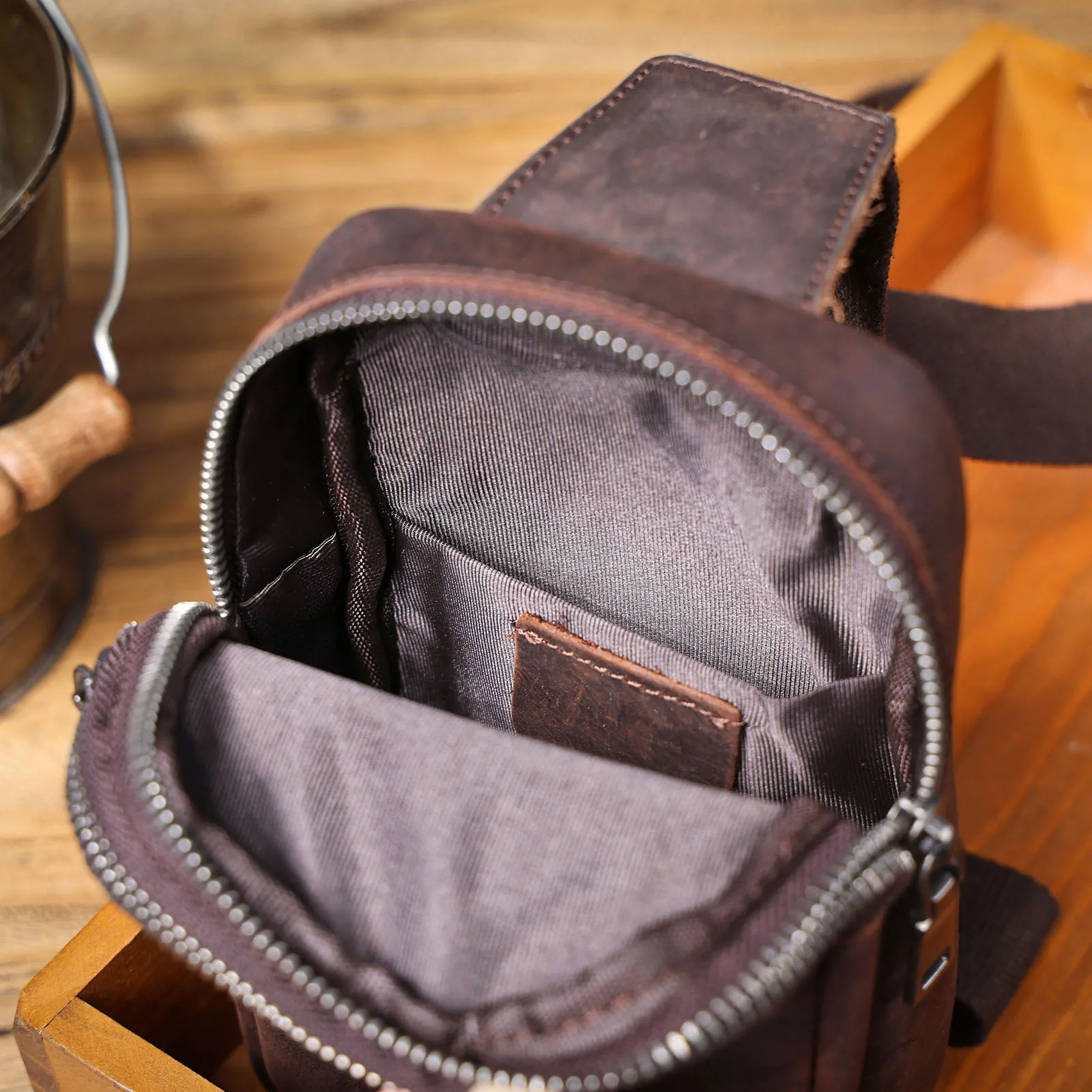 Premium-Brusttasche aus echtem Leder für Herren, Vintage-Umhängetasche aus Vollnarbenleder, Umhängetasche, Sling Bag, Tagesrucksack mit großem Fassungsvermögen – Detail 14