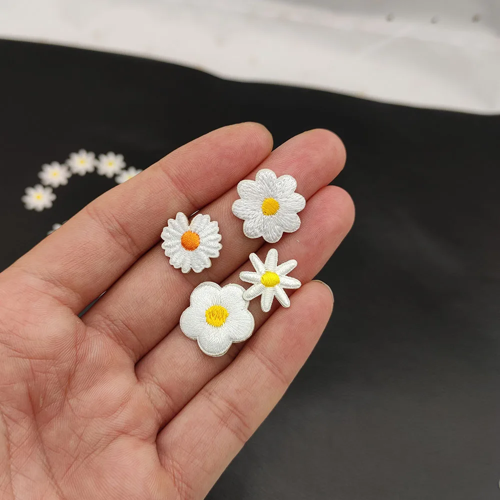 10 Stück Exquisite Weiße Kleine Gänseblümchen Selbstklebende Stickerei-Aufnäher für Handyhüllen, Schreibwaren, DIY-Kleidung und Rucksäcke