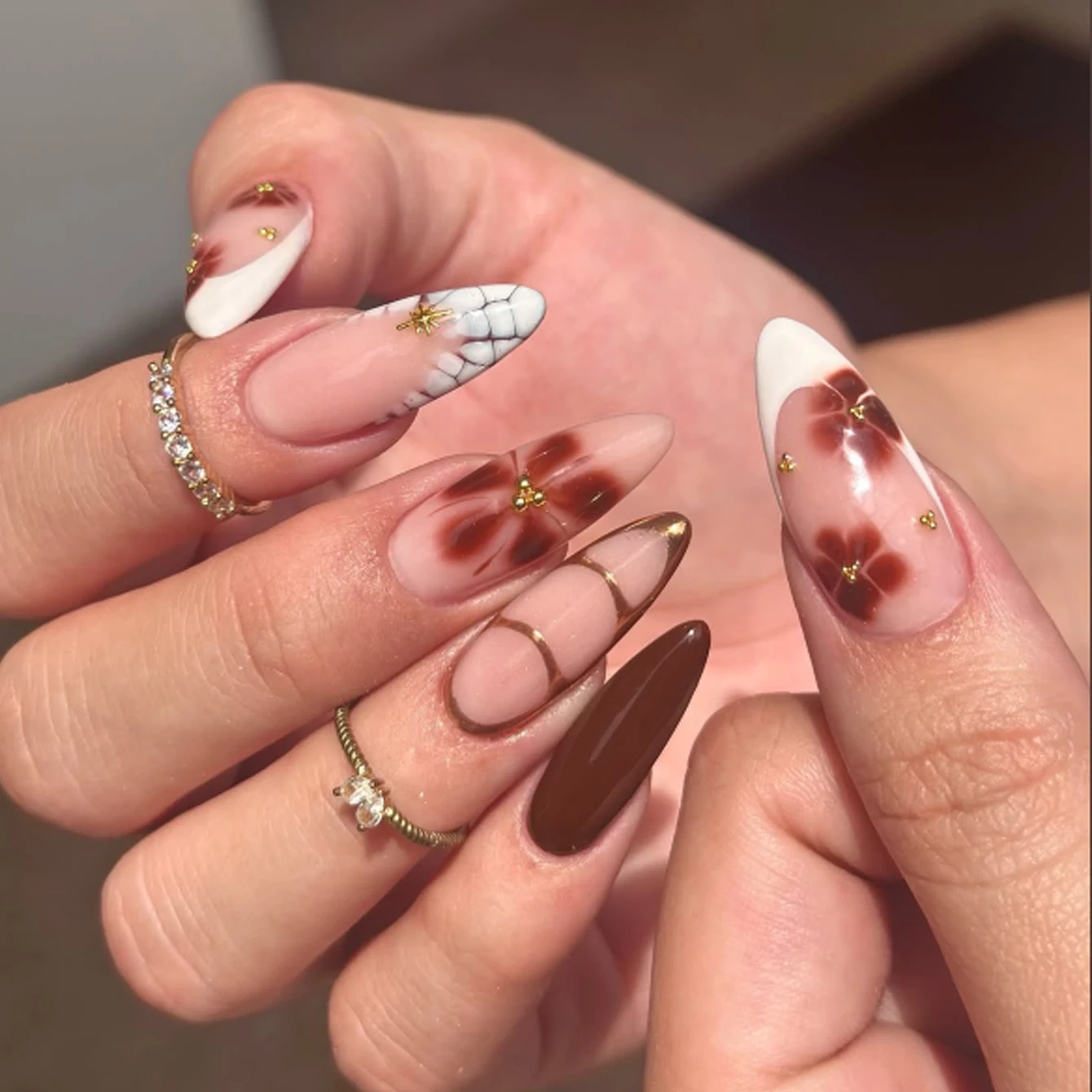 Strass floraux marron amande moyen, 10 pièces, Design avec une couverture complète en acrylique artificiel brillant et réutilisable pour Nail Art des femmes