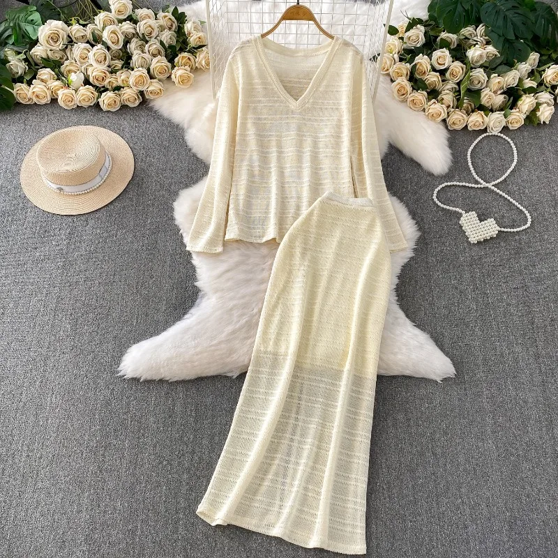 

2025 Новая модная свободная мягкая восковая трикотажная футболка из ледяного шелка с v-образным вырезом и длинными рукавами, утягивающая юбка с высокой талией, женский комплект из двух предметов