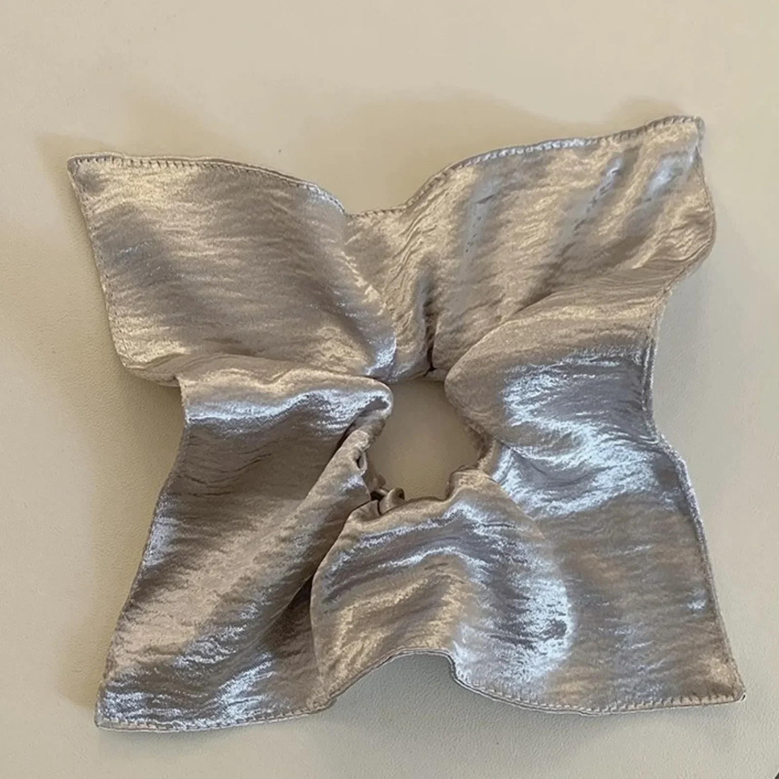 1 Stück glänzendes, silberfarbenes Haarband mit strukturierter Oberfläche, elegantes, großes Haarband, stilvolles Haaraccessoire für Damen, geeignet für den täglichen Gebrauch und für Partys. – Detail 6