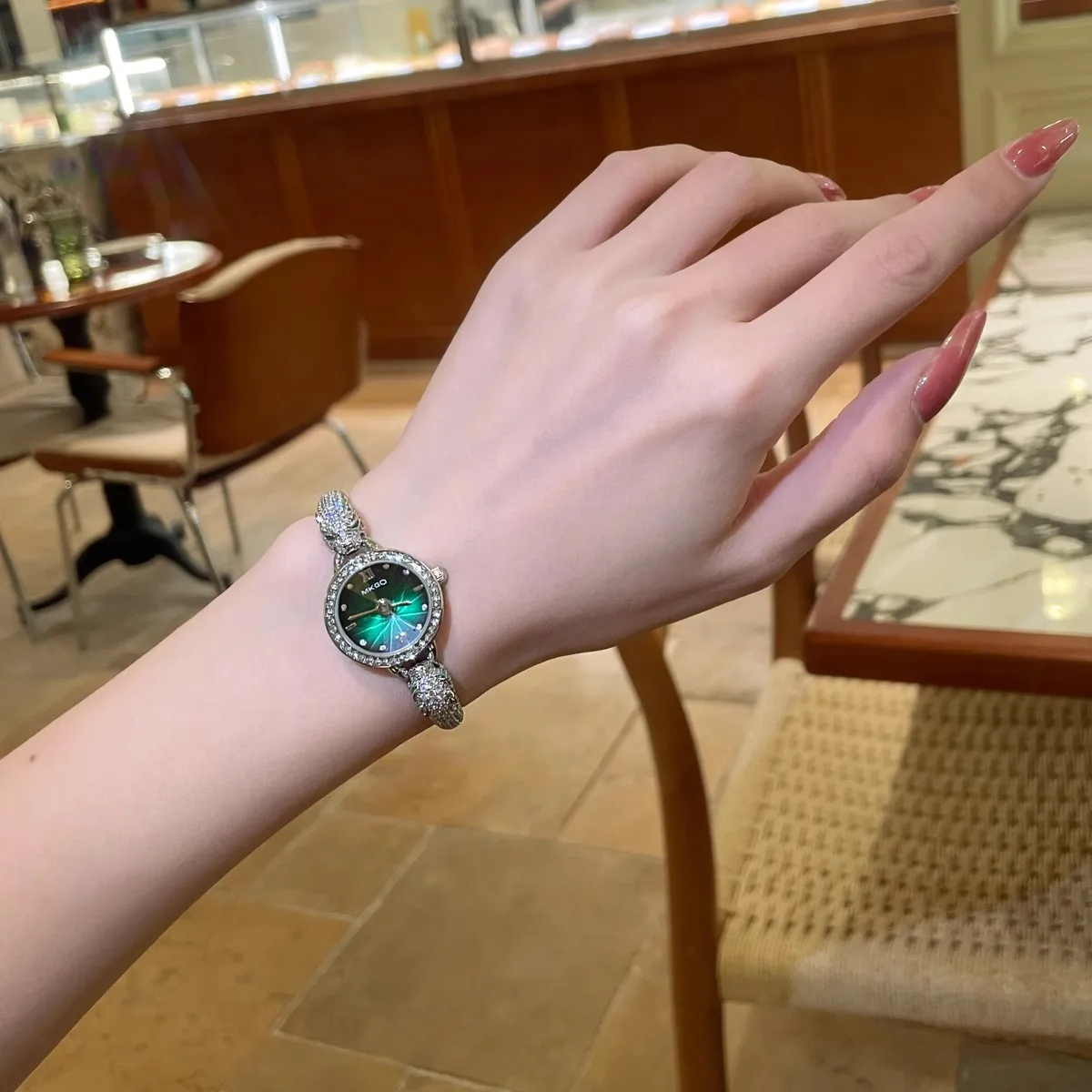 

Легкие роскошные часы типа браслета, женские маленькие зеленые часы, элитные женские механические часы