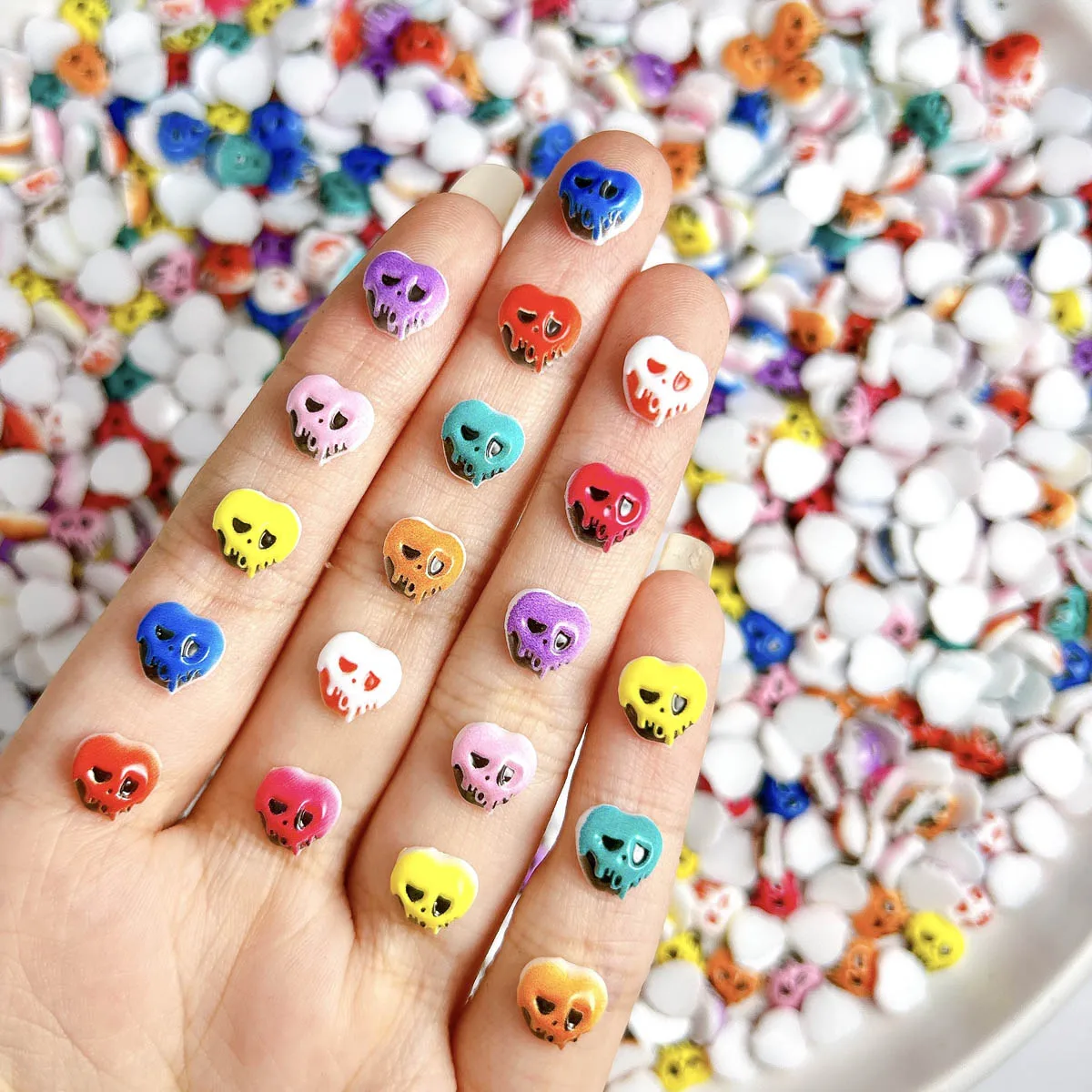 

Multiple Colors Creative Skull Resin Nail Art Decorations 3D Luminous Dripping Oil Type Heart Skull Nail Charms Accessories DIY