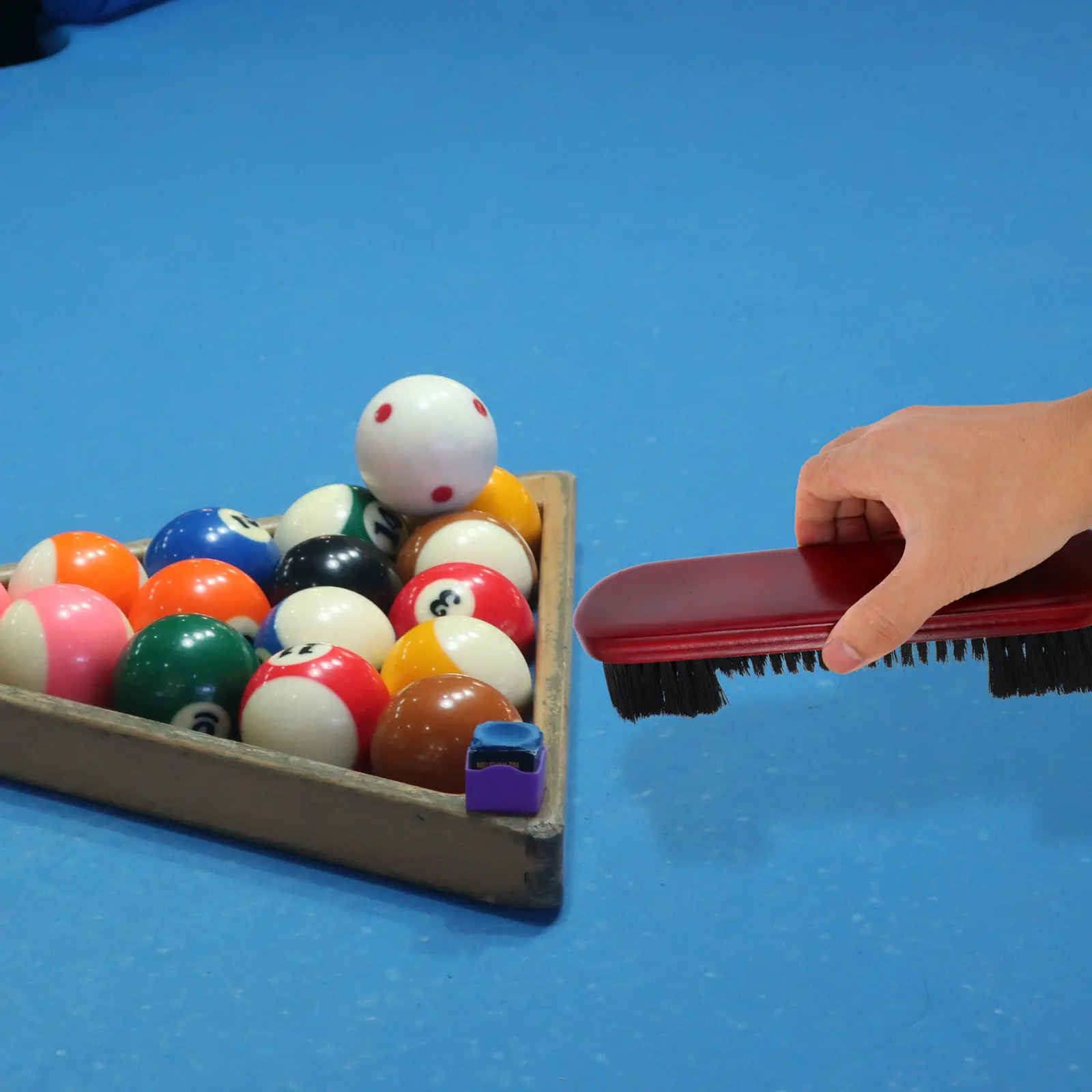 

Soft Bristle Pool Table Brush Ergonomic Wood Handle Billiard Table Cleaner for Home Professional Maintenance Dust Removal
