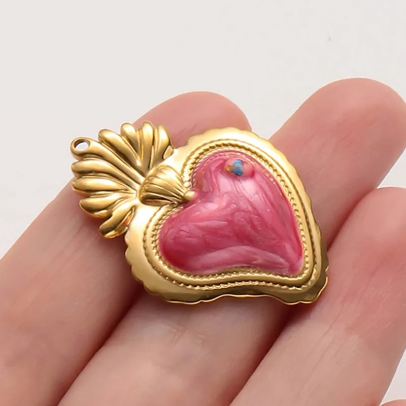 2 Stück Perlmuttrosa/Hot Pink Emaille-Anhänger mit heiligem Herz für Schmuckherstellung, Flammen-Liebes-Anhänger, handgefertigte Halskette, Geschenk – Detail 6