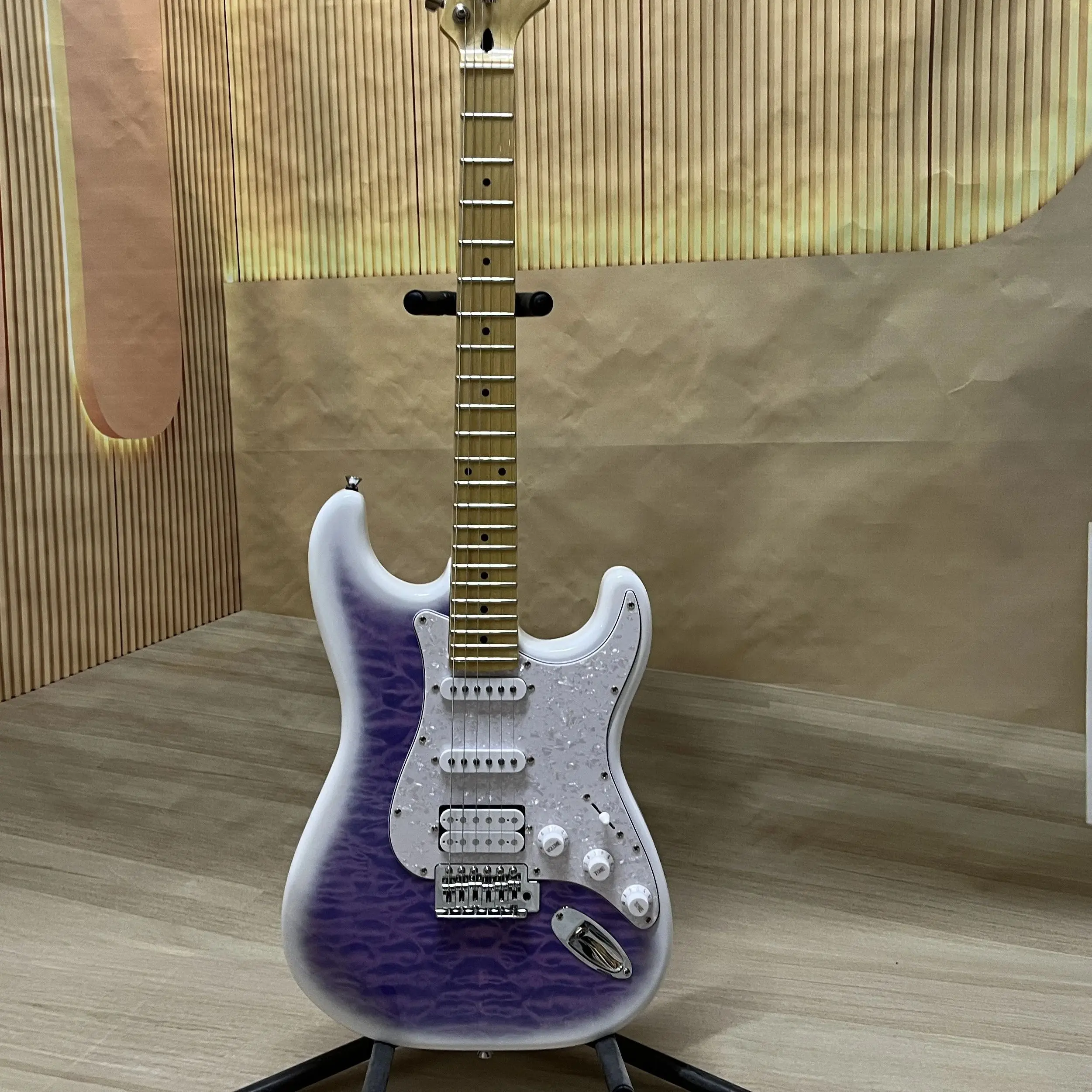 جيتار كهربائي ST، أجهزة كروم، لوحة أصابع خشب القيقب، جسم الزيزفون، التقاطات SSH، 6 أوتار