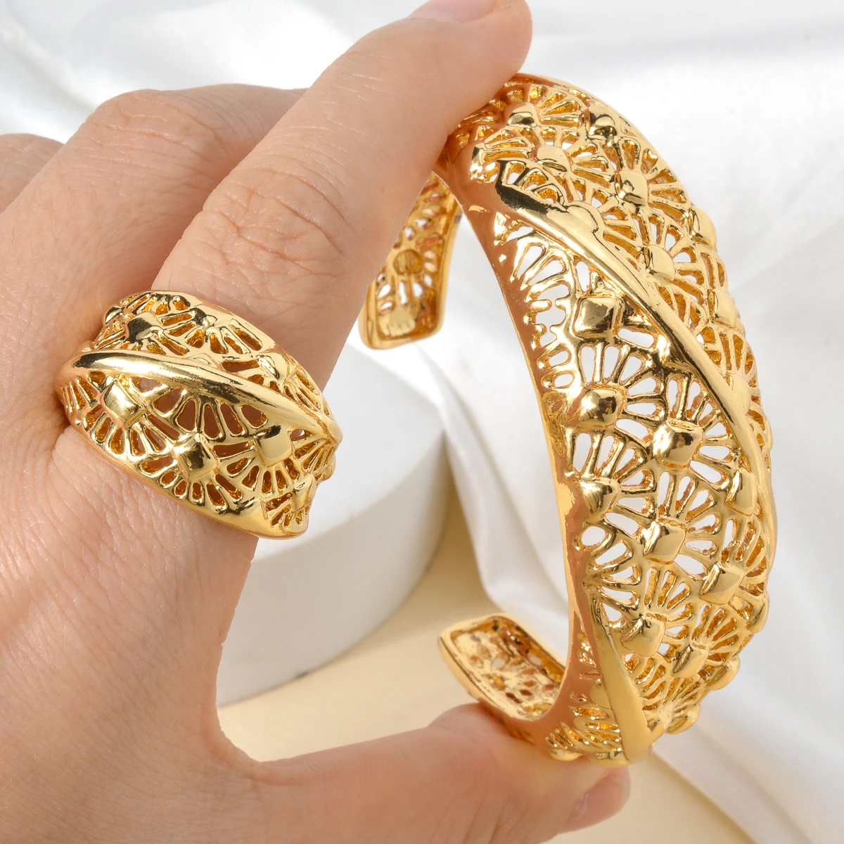 

Dubai 18K Gold Color Cuff Bracelets Ring For Wedding Party Luxury Quality Copper Bangle Italian Ethiopia Bridal Gifts