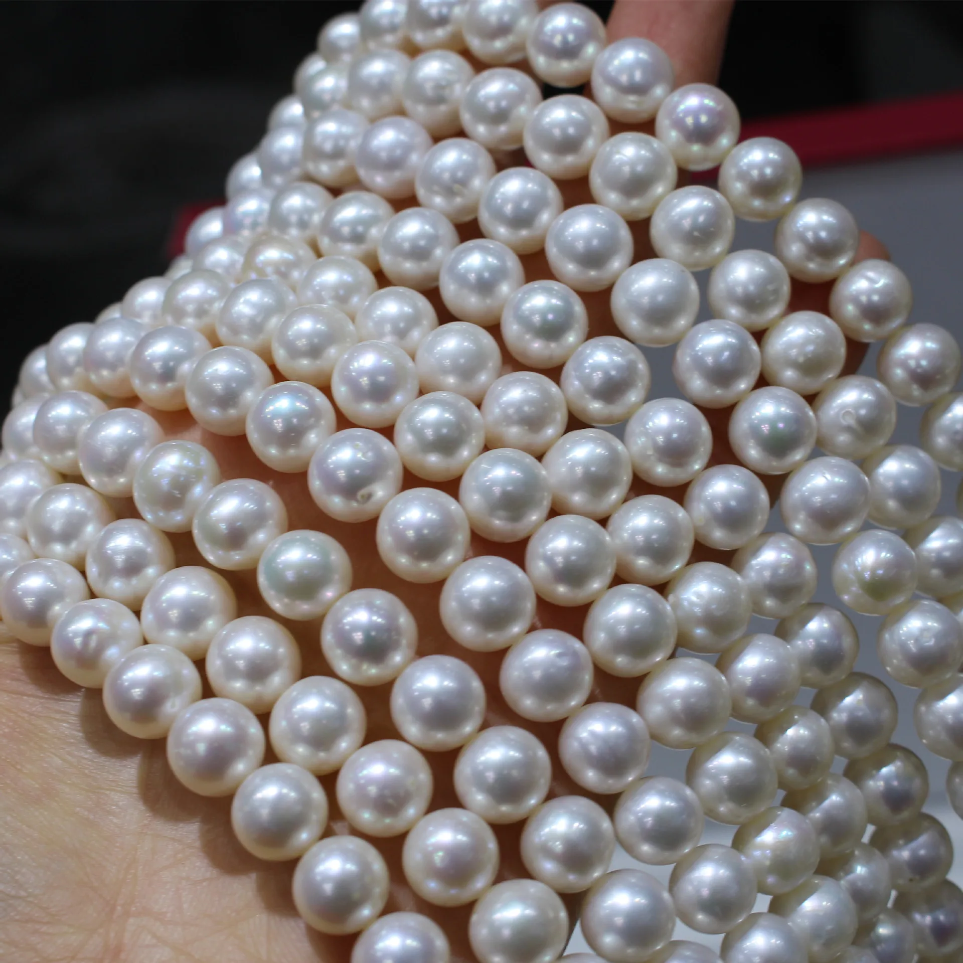 

Elegant Women's round White South Sea Pearl Necklace 18 Inch 8-9mm to 10-11mm Variance in Size for Fashionable Jewelry Accessory