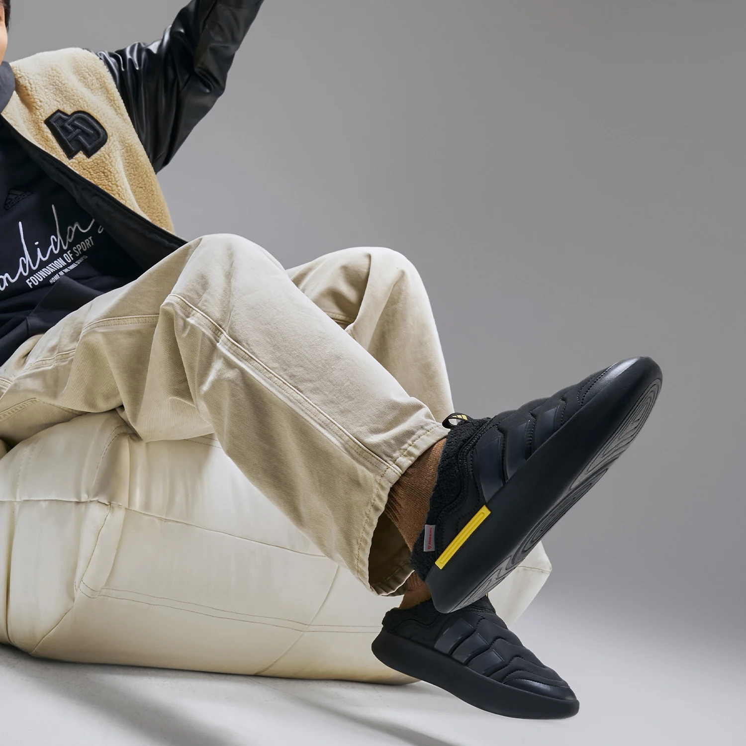 

Оригинальные прочные спортивные горки унисекс Adidas ADIPUFF MULE JR0065