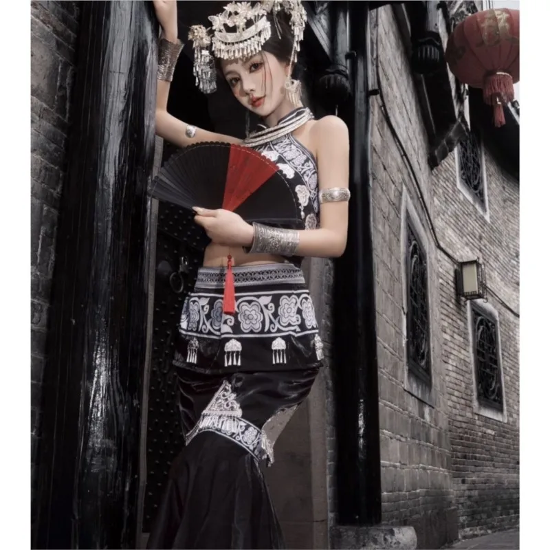 Nieuwe lange jurk etnische minderheidsset kenmerken reisfotografie