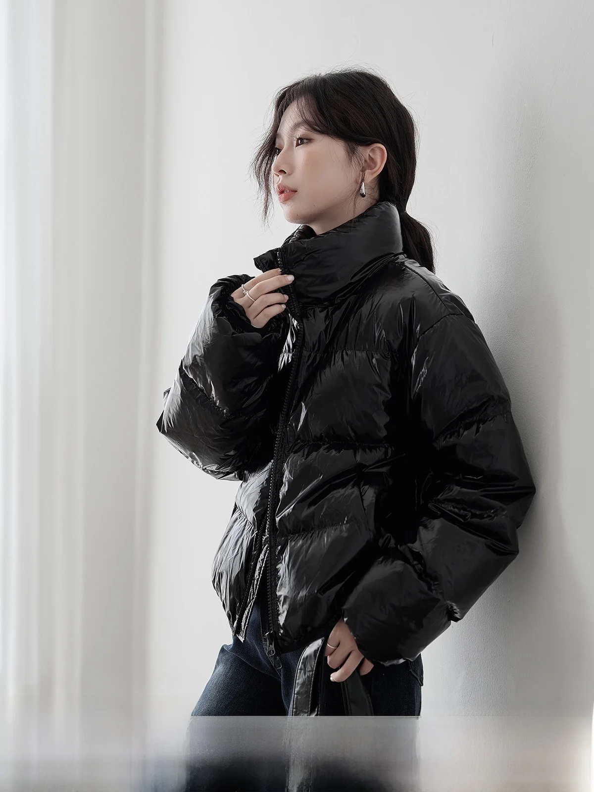 

HuiXi Black Shiny Women's down Jacket Stylish Warm Commuter Style Zipper Closure Long Sleeve Regular Fit White Duck down