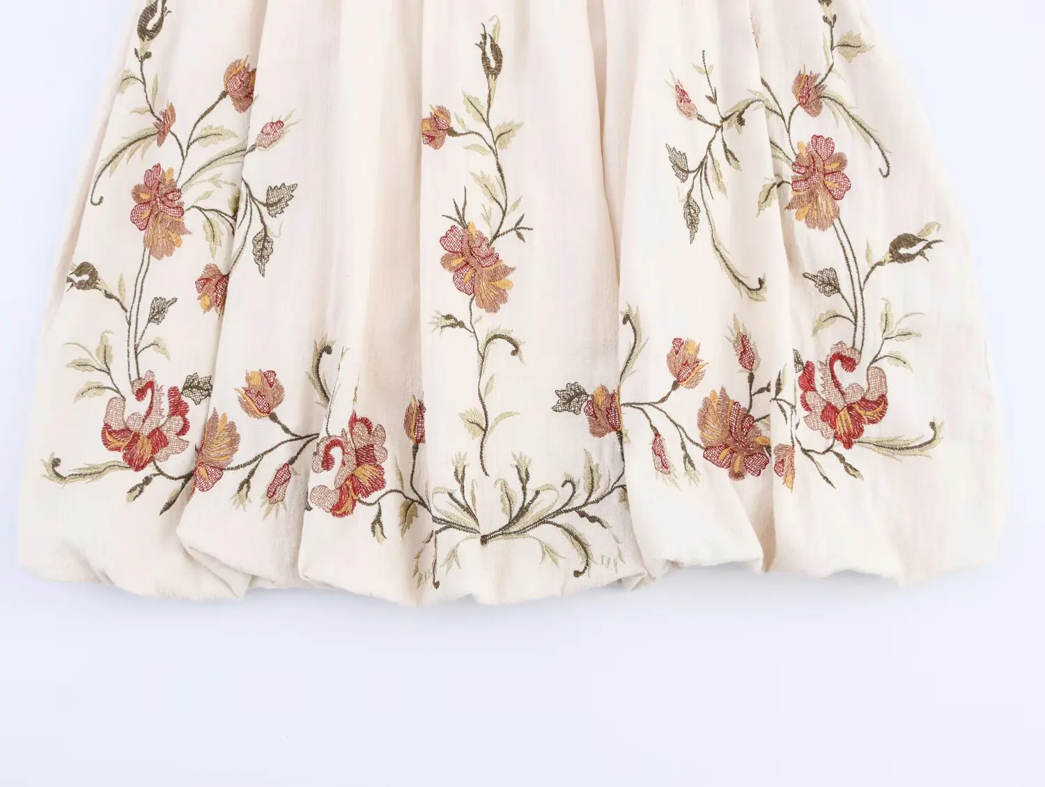 فستان نسائي صيفي جديد غير رسمي موديل 2025 بسيط ومريح من القطن الفرنسي المطرز برعم الحمالات