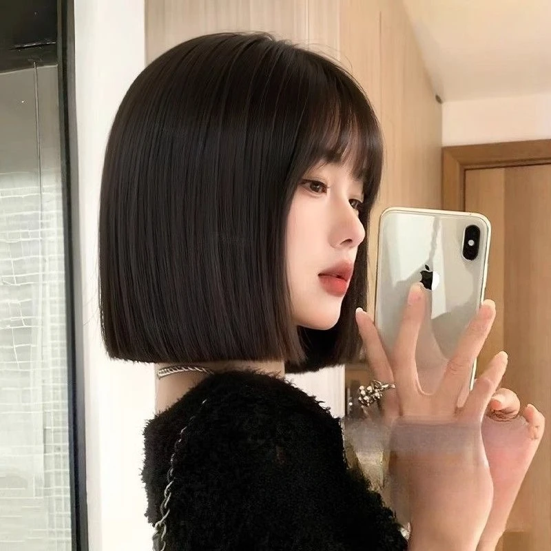 

Full head synthetic wig women, realistic human hair, natural voluminous, age-defying,one-length bob,collarbone-length short hair