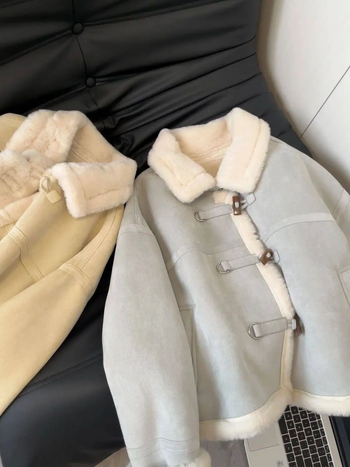 ラムファージャート女性の秋冬オルト Sle Fce 裏地付きボタンレザーと毛皮のインテイテッドオートバイ服