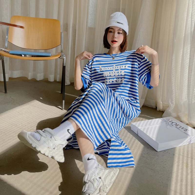 العصرية الكورية نمط طويل تي شيرت فستان المرأة الصيف قصيرة الأكمام منتصف طول حجم كبير فستان طويل خطابات الطباعة فستان كاجوال