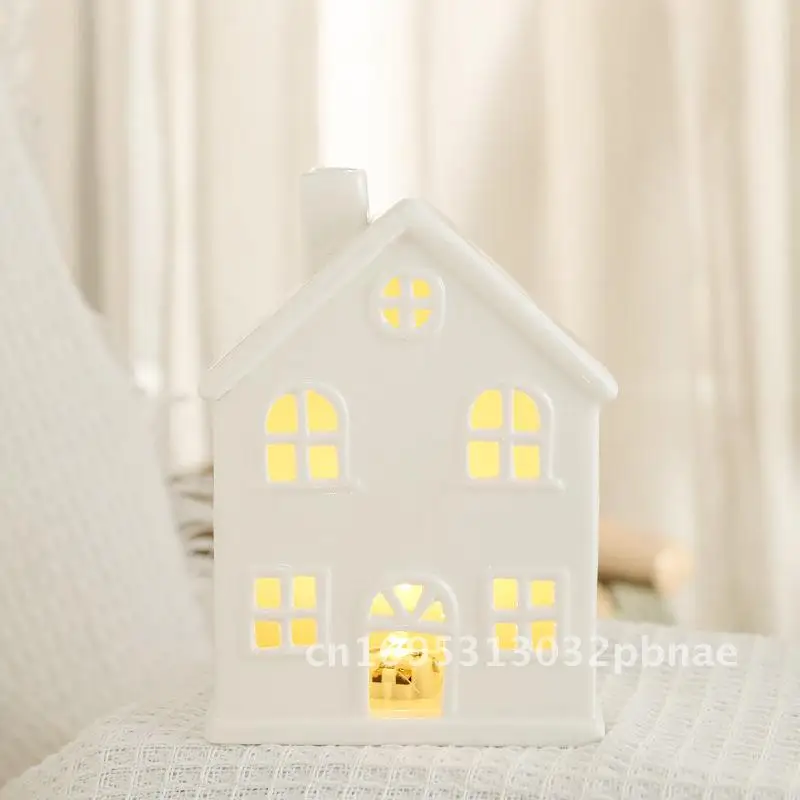 

Керамический дом в скандинавском стиле, рождественские украшения, светодиодный светильник для спальни, прикроватная тумбочка, полые креативные настольные украшения, ремесло