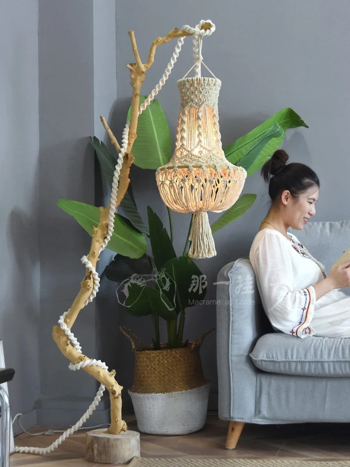 

Customized: That hangs the original hand-woven floor lamp, log branches, lamp holder, living room, bedroom, homestay, pastoral r