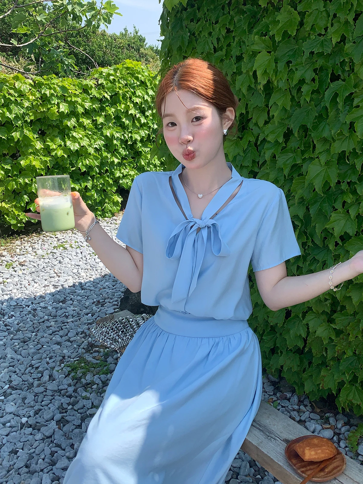 

Модный корейский комплект из топа и юбки с коротким рукавом для женщин, летний наряд с поясом, создающий эффектный образ.