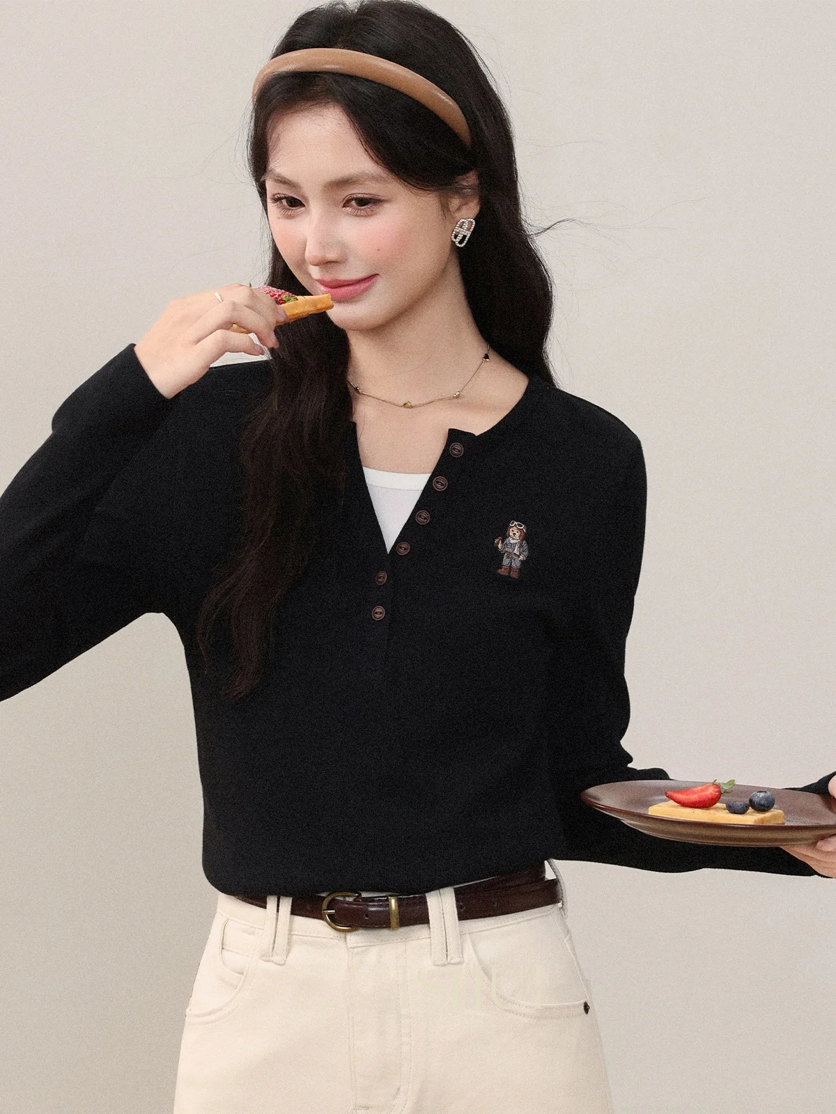 

Новая женская футболка Zhang Soda Spring с V-образным вырезом, имитация двухслойности, с длинным рукавом, повседневная, модная, базовый слой, топ