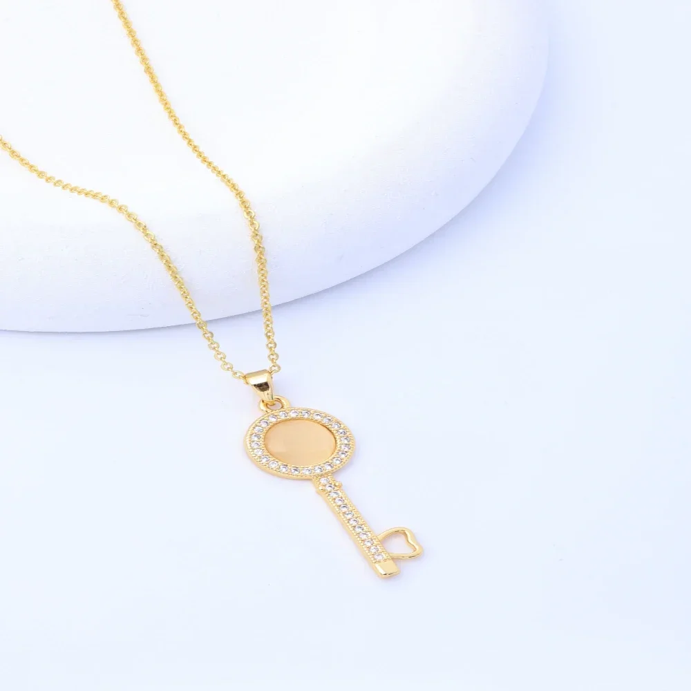 قلادة قمر لامعة من الفولاذ التيتانيوم بتصميم مرصع بالألماس - قلادة مجوهرات فاخرة خفيفة للنساء، ديكور مثالي #1