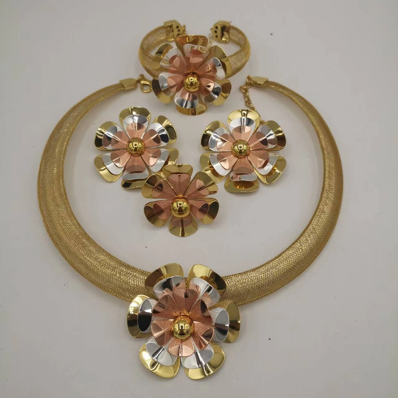 

Простой роскошный комплект ювелирных изделий с трехцветным цветком, эффектный колье-воротник, Brazalete Aretes Anillo, комплект из 4 предметов, подарок на Новый год