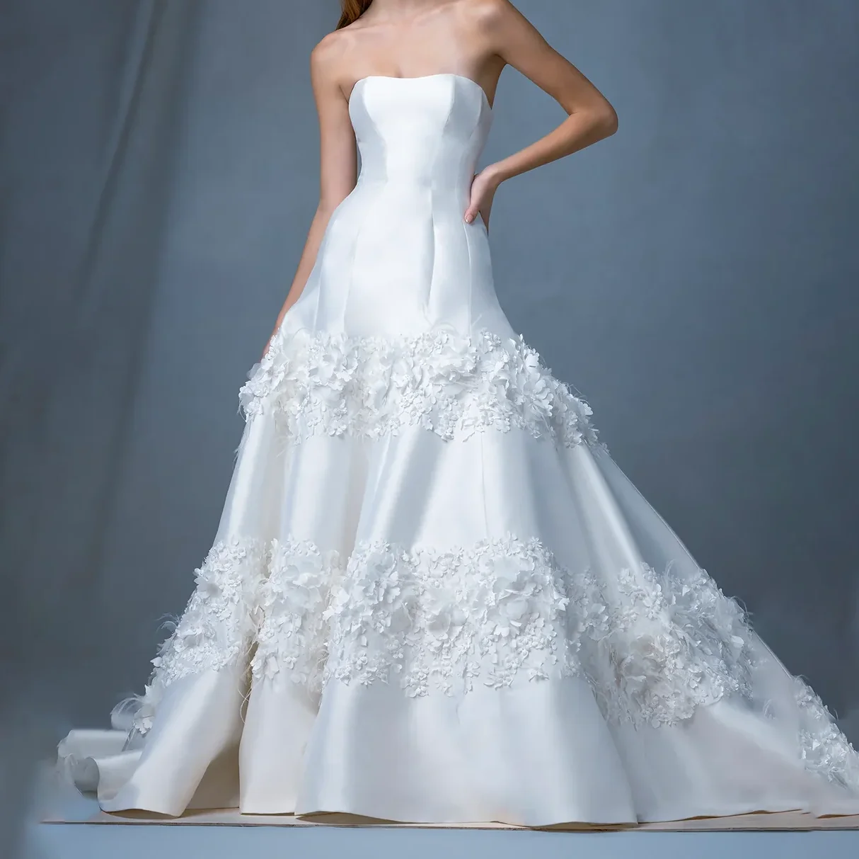 

Classic Strapless Satin Appliquins Tiered Sleeveless A-Line Bride Wedding Dresses Bridal Gowns Customized
