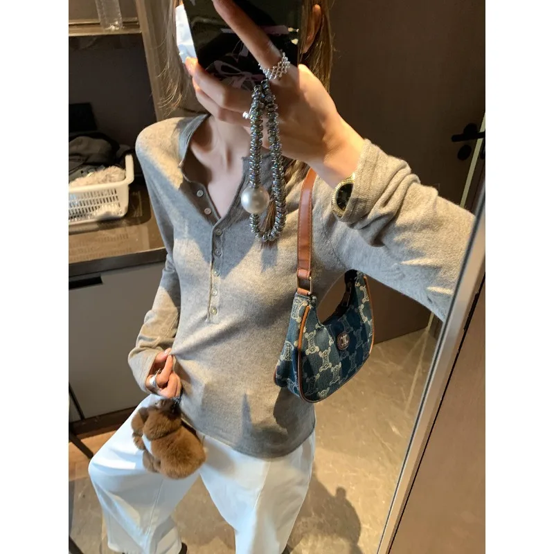 2025 Suéter de punto delgado y delgado con hombros delanteros y media tapeta con botones de moda Europa y América