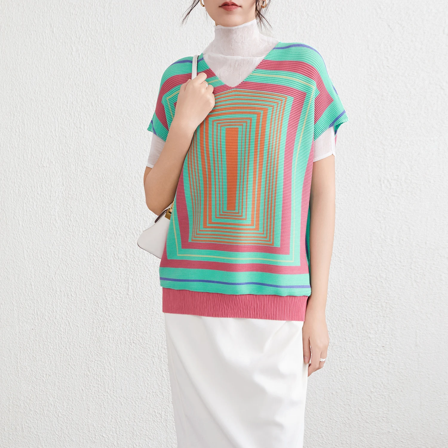 2025, Sommer, neues Miyake-Stil, kariertes T-Shirt für Damen, lässiges Plissee-Shirt