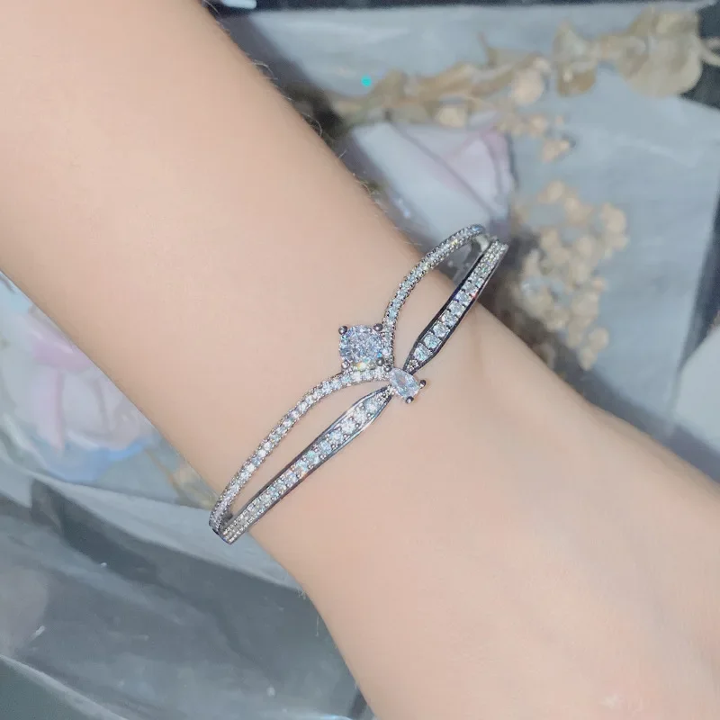 

MDL Moissanite Style Europe And The United States Light Luxury Crown 3A Zirconia Diamond Gemstone Bracelet 18K Gold-plated