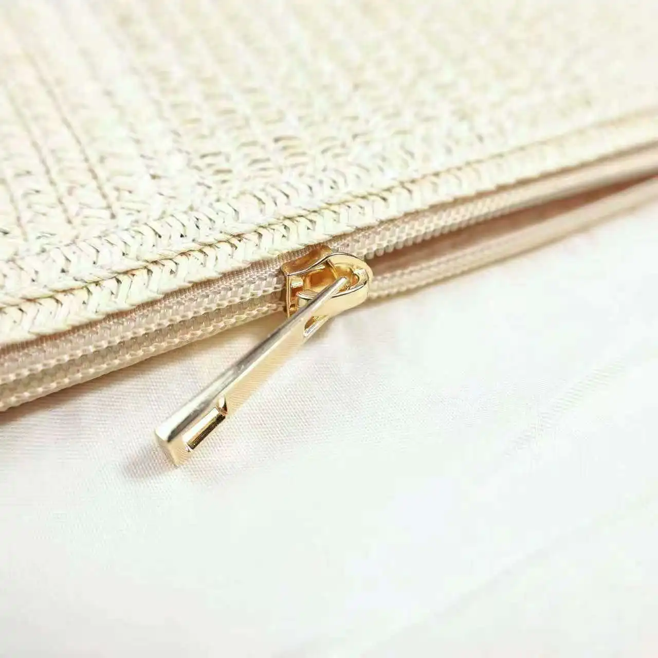 Bohemian Vibrant Beaded Shell Flower Clutch Bag Ethnic Hand-Woven Summer Beach Crossbody Bag for Women Artisanal Floral