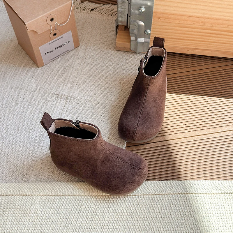 أحذية الفتيات في الهواء الطلق للأطفال الصغار للخريف والشتاء بلون سادة كلاسيكي عالي الجودة من القطيفة بنعل ناعم مريح مانع للانزلاق.