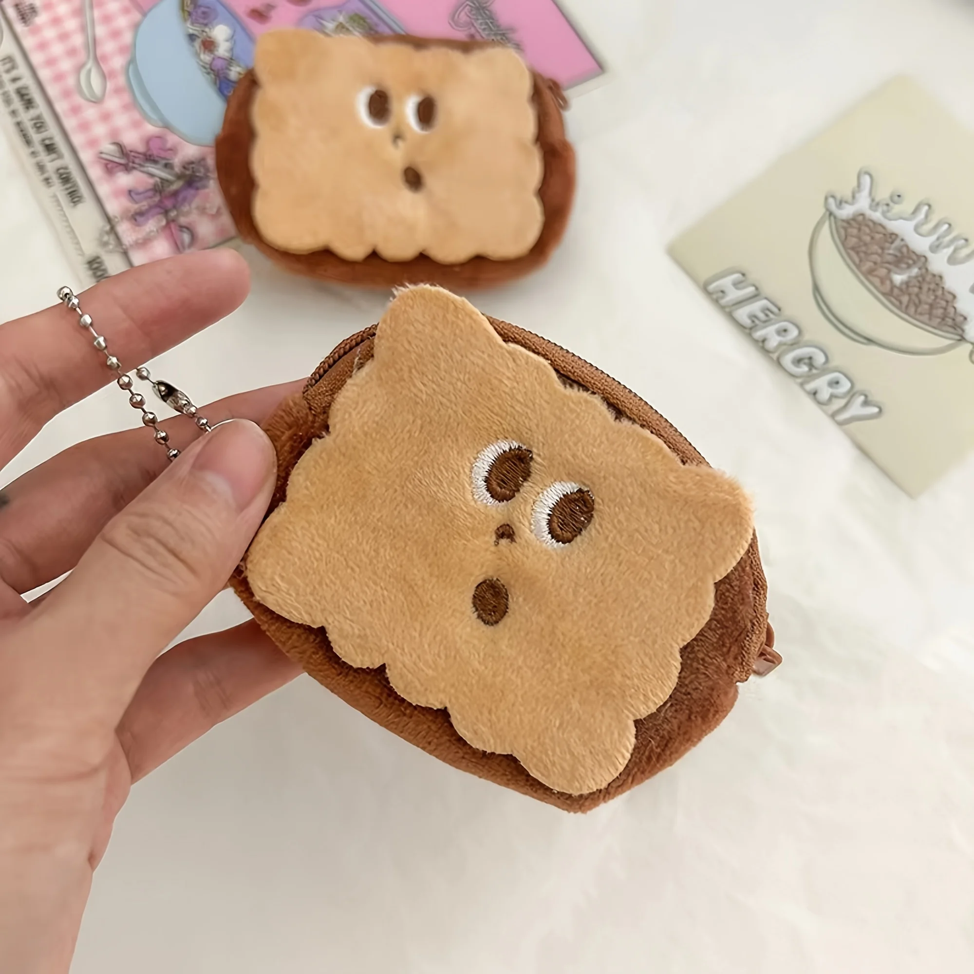 

Креативный плюшевый кошелек-монетница в форме печенья, компактный и удобный для переноски — идеально подходит для хранения монет, помады и ключей.